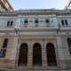 L�edificio, costruito dall�ingegnere barese Vittorio Chiaia tra il 1887 e il 1890,  si presenta con un�elegante architettura neoclassica che contrasta con i due moderni fabbricati che lo affiancano